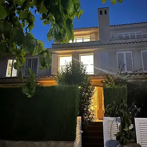 https://cambrils-adosado-con-piscina-4-habitaciones-8-huespedes.catalonia-hotels.com
